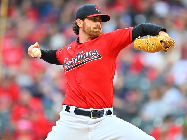 Los Blue Jays fichan a Bieber de los Guardianes