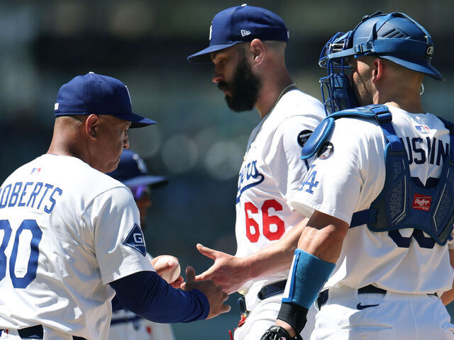Los Dodgers buscan relevistas antes de la fecha límite de cambios