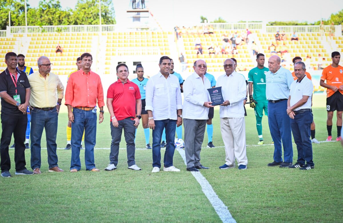 Kelvin Cruz realiza saque de honor en apertura LDF
