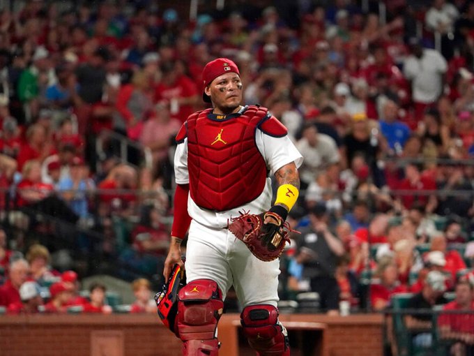Yadier Molina, de vuelta al dugout de los Cardenales con el uniforme puesto