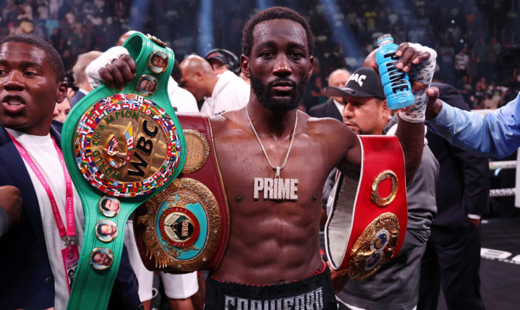 Terence Crawford levanta los cinturones tras vencer a Canelo Álvarez en Las Vegas