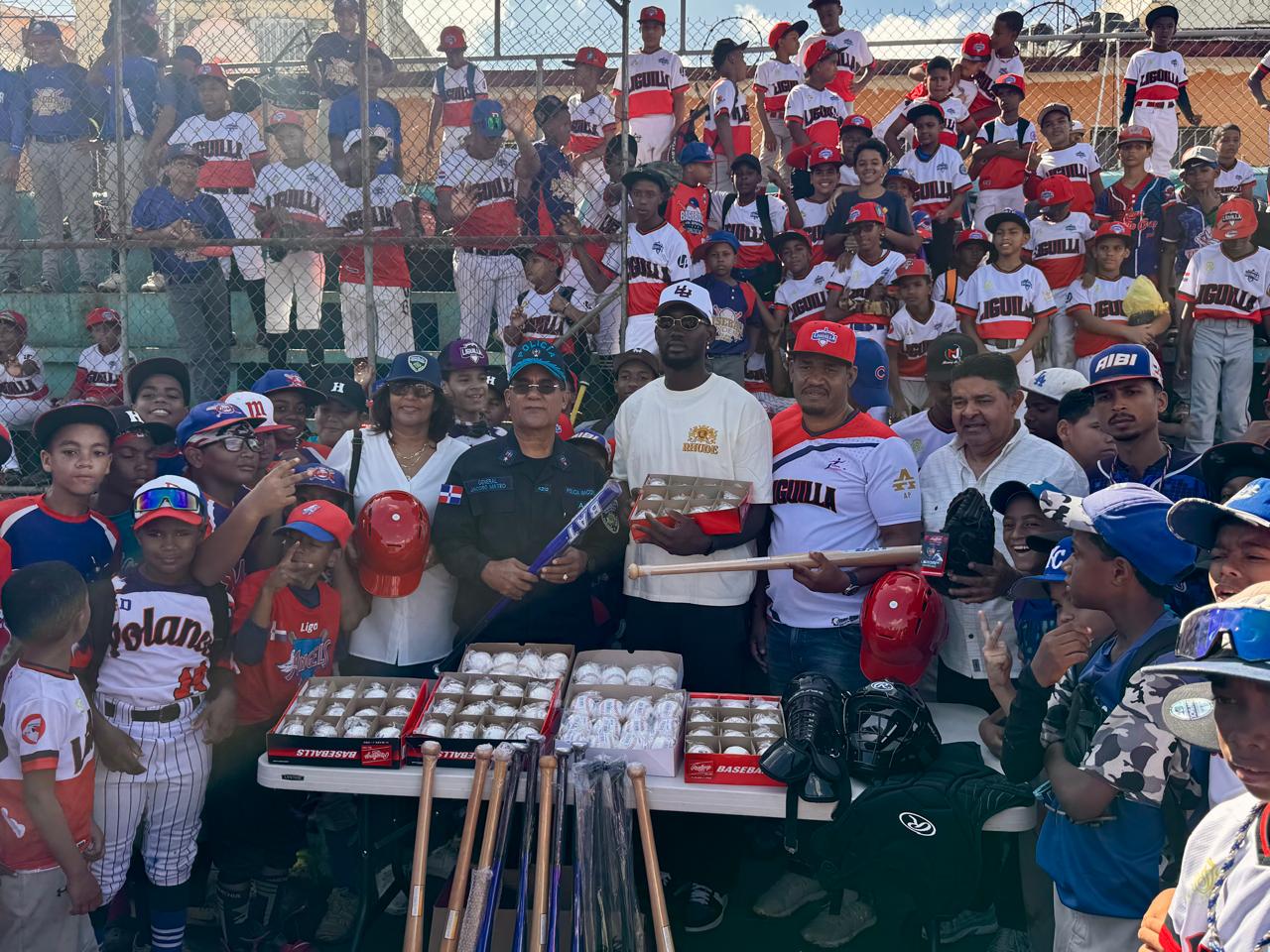 Ronny Mauricio encabeza inauguración del Torneo Cristo Rey y sus Amigos