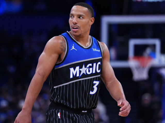 La NBA multa a Bane de Magic con 35.000 dólares por lanzarle una pelota a Anunoby