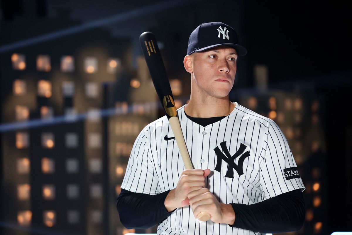 Aaron Judge se luce con el madero en su primera aparición al bate en el Yankee Stadium en 2026