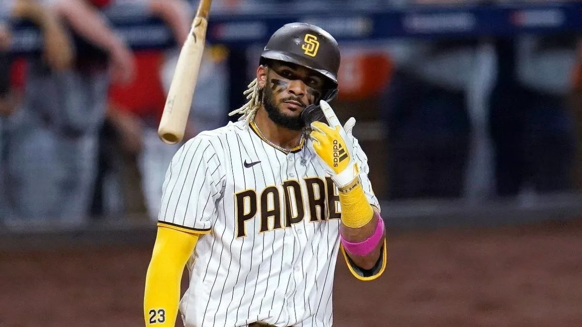 Fernando Tatis Jr. luce mal con el madero en su primera presentación en el Fenway Park de Boston