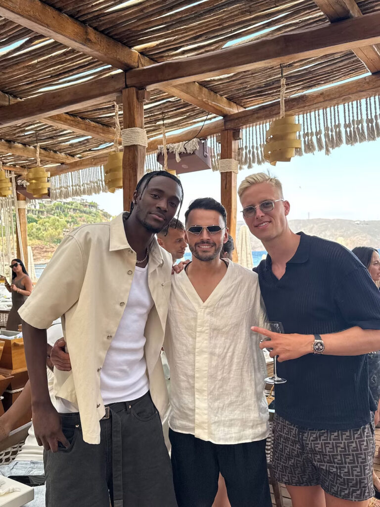El jugador del Aston Villa Tammy Abraham y Hordur Magnusson, del Levadiakos, con el dueño de la agencia VIP