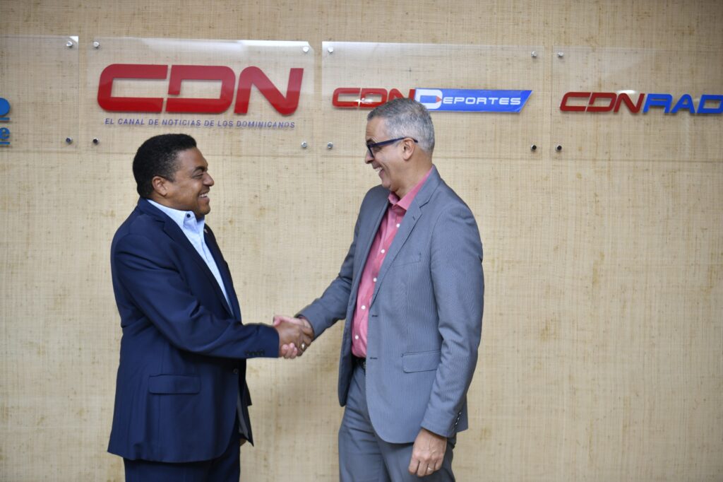 José Monegro, del comité de los JCC, y Frank Camilo, director de CDN Deportes