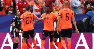 Países Bajos derrotó 3-1 a Túnez para asegurar el primer lugar del Grupo F de la Copa Mundial
