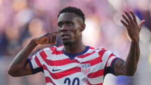 Folarin Balogun recibe tarjeta roja durante un partido de Estados Unidos en el Mundial 2026.