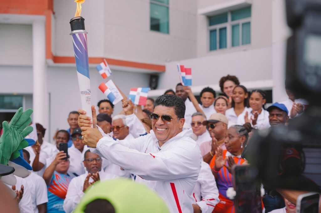 El alcalde de Santo Domingo Este, Dío Astacio,  porta la antorcha de los Juegos Santo Domingo 2026.