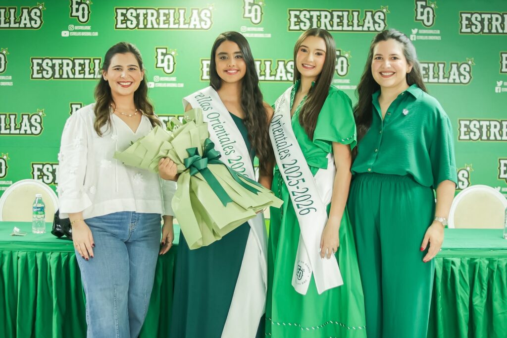 Desde la izquierda, Miguelina Feris (de Damas Estrellistas); Arianne Carolina Martínez Almánzar (madrina de las Estrellas 2026-2027); Eileen Rodríguez (madrina de las Estrellas 2025-2026); Marialina Feris de Moreira (vicepresidenta de mercadeo de las Estrellas) en el acto de presentación de la nueva madrina del club, este jueves (8-10-2026) en conferencia de prensa en el Estadio Tetelo Vargas.