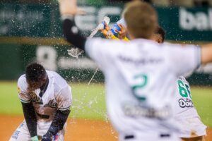 Luiciano celebra victoria de las Estrellas sobre los Gigangtes