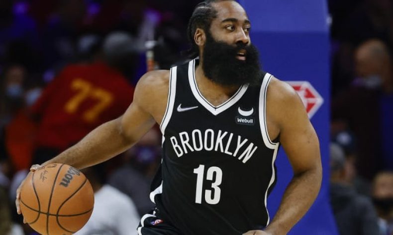 James Harden subió al cuarto puesto en la lista histórica de triples