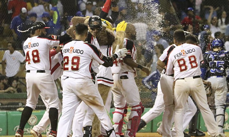 Escogido se mete en pelea al dejar en el terreno al Licey