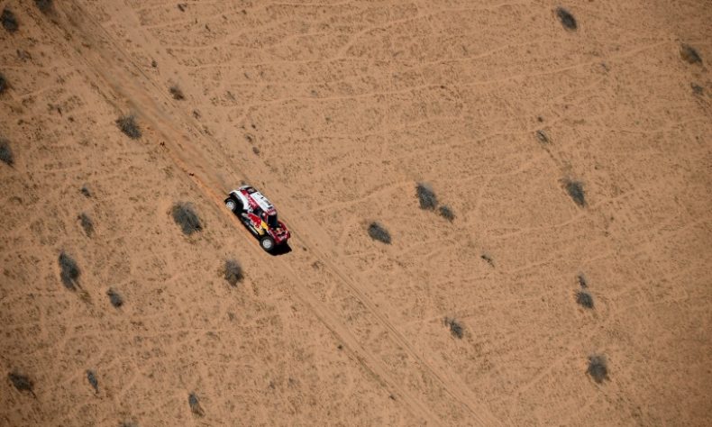 Carlos Sainz gana la etapa y consolida su liderato en el Dakar