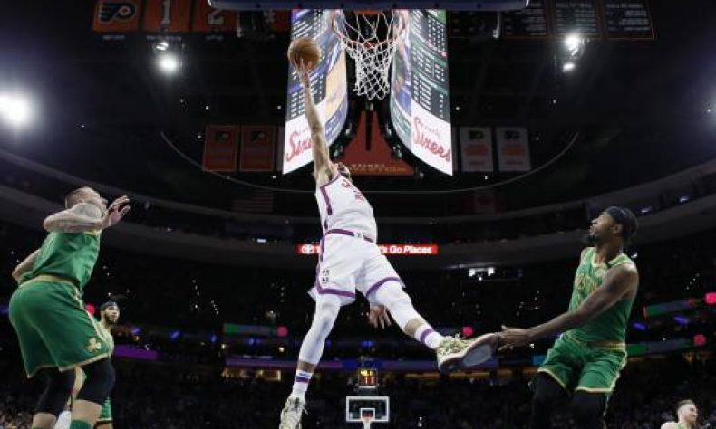 Mike Scott jugó de titular con el dominicano Al Horford, Tobias Harris, Richardson y Simmons