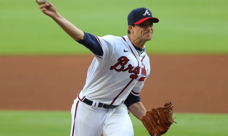 Charlie Morton firma extensión con Bravos