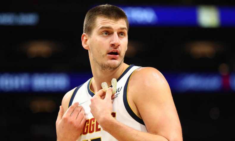 Jokic, triple-doble, expulsión y victoria de Nuggets