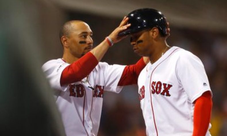 Dominicano Rafael Devers lidera el triunfo de Medias Rojas sobre Azulejos de Toronto