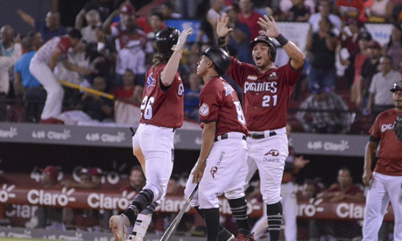 Gigantes del Cibao derrotan a las Águilas Cibaeñas en el Estadio Julián Javier