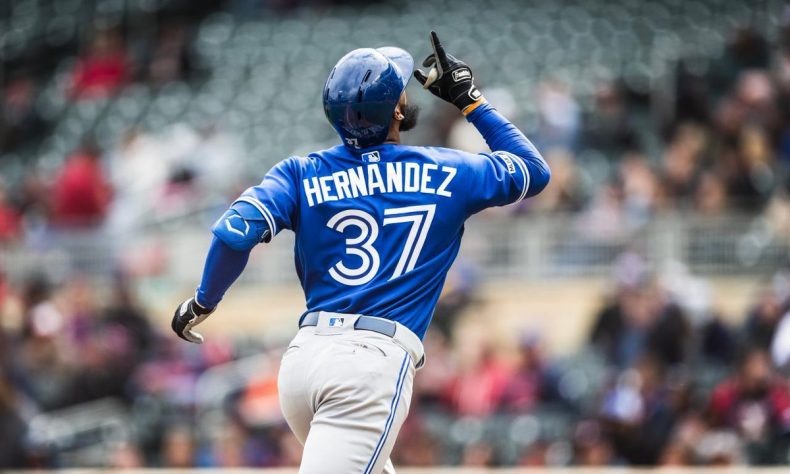 Dominicano Teóscar Hernández conecta jonrón en la victoria de Azulejos sobre Mellizos