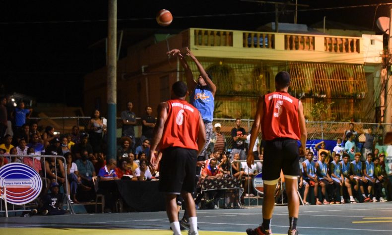 Kelvin Peña guía a la Liga Miramar en el torneo de campeones a la semifinal