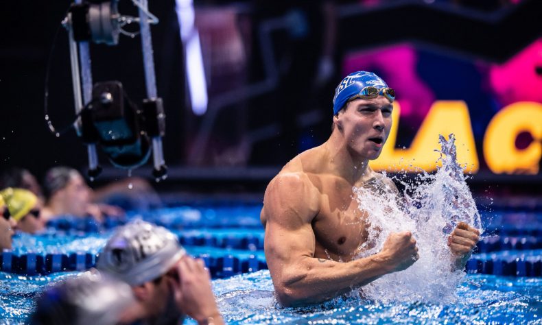Tokio Japón.-Caeleb Dressel arrojó la medalla de oro que ganó en un relevo de los Juegos Olímpicos de Tokio a un compañero del equipo de Estados Unidos en la grada.