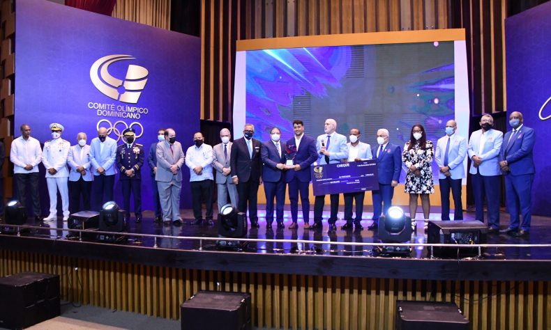 Robert Pigozzi recibe galardón Atleta del Año Gala Olímpica del COD