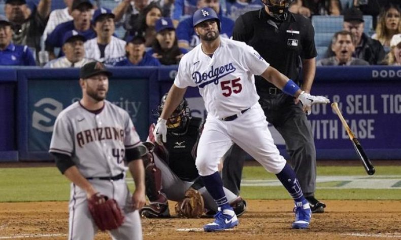 Albert Pujols al momento de conseguir uno de sus dos jonrones en la noche del sábado. Su equipo los Dodgers vencieron a los Diamondbacks 22-1