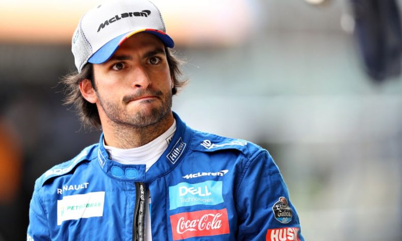 El dos veces campeón del mundo de rallies Carlos Sainz cree que su hijo, Carlos Sainz Jr, está "contento" en McLaren, pero admitió que "se están acelerando las cosas", tras los rumores sobre un posible paso a Ferrari. "Es cierto que se están acelerando las cosas y que los equipos no van a esperar a que acabe la temporada porque ni siquiera se sabe si va a haber temporada al 100%", dijo Carlos Sainz padre al programa "#Vamos sobre ruedas" de la plataforma digital Movistar El anuncio el martes de que el cuatro veces campeón del mundo de F1 alemán Sebastian Vettel dejará Ferrari a final de temporada, ha disparado los rumores sobre la posibilidad de que Carlos Sainz 'junior', sexto el pasado año en el Mundial con McLaren, pueda ocupar su plaza. "Él está contento donde está, pero sí es cierto que últimamente se están moviendo muchos las cosas", añadió el bicampeón del mundo de rallies (1990, 1992). "Quiero pensar que tarde o temprano tendrá que haber una solución porque no nos podemos tirar dos meses más a base de esta rumorología y de estas historias, pero me vais a permitir que no pueda contaros mucho más porque son momentos delicados", dijo Carlos Sainz padre. "La vida va pasando y, o bien te estancas o bien das pasos, y por lo que yo veo también como padre, él tiene ambición de seguir haciéndolo mejor, de dar pasos adelante como dio el año pasado, esa tiene que ser la filosofía de cualquier deportista, de cualquier persona que compita en algo", añadió. "Yo, al lado suyo sólo puedo animarle a que lo haga, como tiene que ser", concluyó Carlos Sainz padre. Fuente: AFP