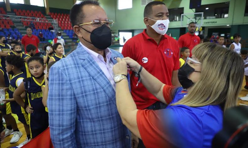 El presidente del Consejo Nacional de Drogas (CND), Jaime Marte Martínez, felicitó a los directivos de los clubes organizadores de la Copa Hermandad Dominico-Boricua