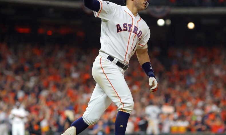 Carlos Correa, el jugador más joven en pegar 10 jonrones en Postemporada