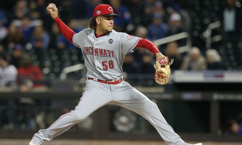 Lanzador dominicano Luis Castillo coqueteó con un juego sin hit; Rojos blanquean a Cerveceros