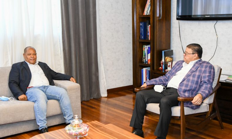 Al ministro de Deportes y Recreación, Francisco Camacho