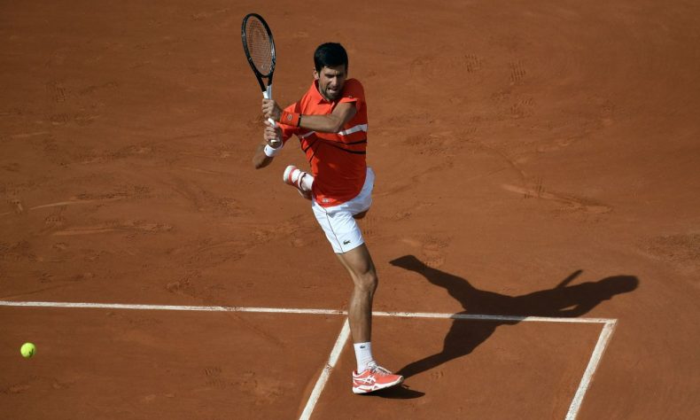 Novak Djokovic avanza cómodamente a la segunda ronda de Roland Garros