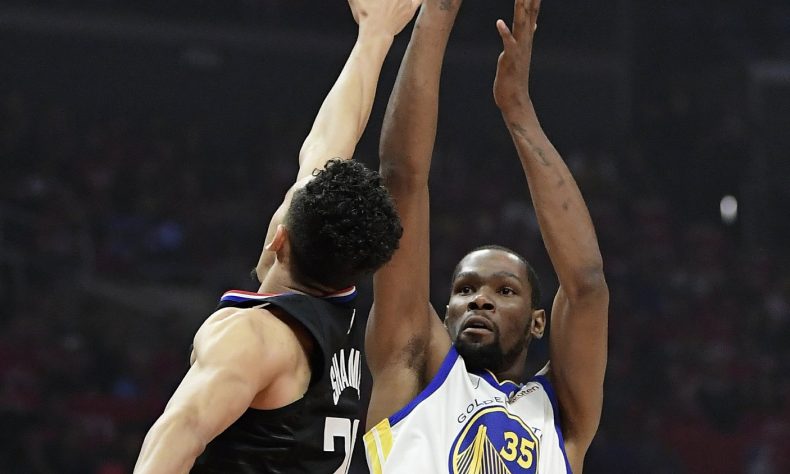 Kevin Durant y Stephen Curry se lucen en victoria de Warriors sobre Clippers en playoffs
