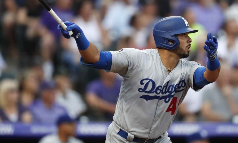 Dodgers de Los Ángeles suben al infielder Edwin Ríos a Grandes Ligas desde Triple-A