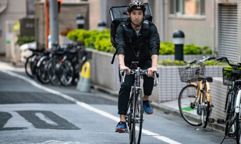 Un medallista de esgrima se mantiene en forma como repartidor en bicicleta