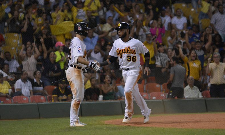Águilas Cibaeñas se imponen ante los Tigres del Licey en el Estadio Cibao