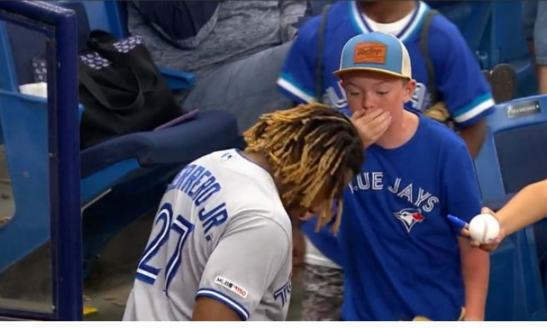 Un niño se emociona con la firma de Vladimir Guerrero Jr.
