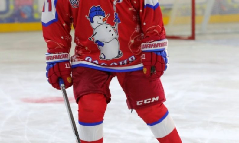 Presidente Vladimir Putin hace política con su liga de hockey sobre hielo