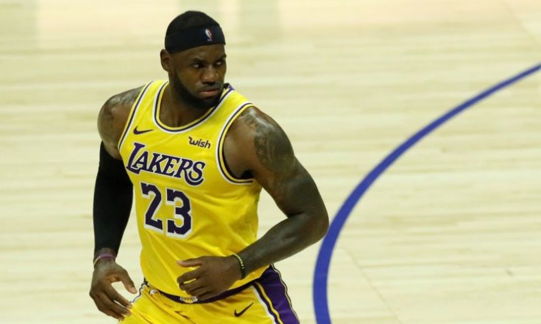 LeBron James aporta triple-doble en la victoria de Lakers sobre Magic