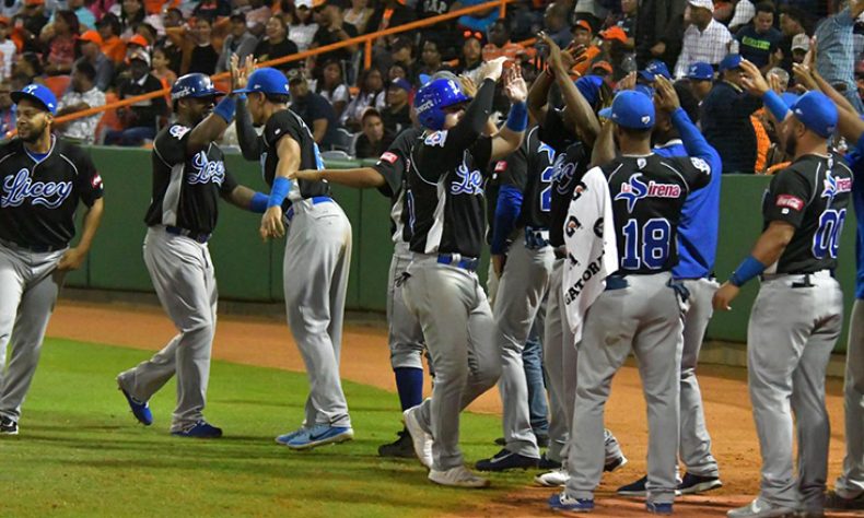 Tigres del Licey apalean a los Toros del Este en el inicio Serie Final