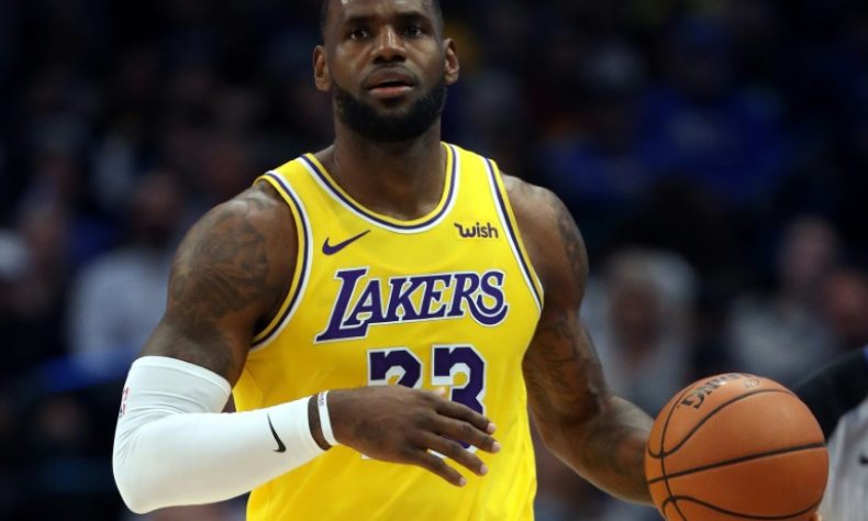 LeBron James y Anthony Davis lideran a los Lakers sobre los Spurs