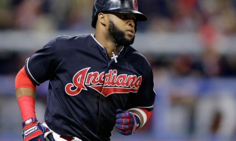 Dominicano Carlos Santana guía al triunfo a los Indios sobre Boston