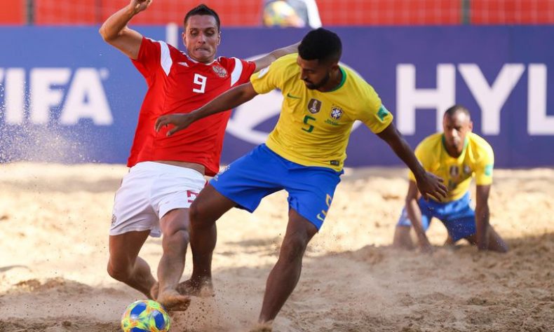 Rusia se metió en las semifinales del Mundial de Fútbol Playa de Paraguay al vencer este jueves por 3-4 a Brasil, pentacampeona del mundo, en un partido que en el inicio fue dominado por la selección sudamericana, pero al que la de Europa dio vuelta en el segundo tiempo. Los brasileños tuvieron el respaldo de la afición en las gradas del Estadio Pynandi (pie descalzo, en guaraní), que se tiñó de amarillo con las camisetas canarinhas, y en su condición de favoritos buscaron la portería rusa desde los primeros momentos. Así, el delantero Rodrigo no perdió la oportunidad de anotar el primer gol en el minuto 1, apenas unos segundos después de que el arquero ruso parara la primera opción anotadora de la Canarinha. Rusia fue rápida en el contraataque, consciente de que en este partido estaba en juego el paso a semifinales, y respondió al gol de Brasil con el empate a uno tras un lanzamiento de Fedor Zemskov, que Mao, el portero brasileño, no pudo esquivar. Fue el propio Mao quien volvió a poner el marcador a favor de Brasil con un gol de puerta a puerta en el minuto 4. La Canarinha comenzó el segundo tiempo con el control del marcador y Rodrigo amplió la distancia al minuto 12 con un nuevo gol. La sensación de dominio de Brasil se mantuvo en gran parte del segundo tiempo, pero ya en los últimos minutos los rusos empezaron a voltear el rumbo. Con ataques rápidos y pases coordinados, la selección rusa consiguió cansar a los brasileños y anotar un tanto en el minuto 19, firmado por Dmitry Shishin. Pero el que hizo decaer el ánimo de los brasileños llegó poco después, con Kirill Romanov en el minuto 23, que cerró el segundo periodo con el marcador empatado 3-3. Con ese resultado, el tercer tiempo se presentaba decisivo para ambas selecciones, más agresivas en el juego y con la mente puesta en sellar el pase a semifinales. Brasil sentó a Mao en el banquillo en el último tiempo y puso bajo los palos a Rafa Padilha. Sin embargo, el cambio tampoco favoreció a la Canarinha, que vio en esta última parte del partido cómo Rusia seguía imponiéndose, con gol de Romanov en el minuto 30. Los brasileños Rodrigo y Datinha no cejaron en su empeño de clasificar para semifinales, pero sus intentos carecieron de éxito. En semifinales, Rusia se enfrentará el sábado 30 de noviembre a las 19.15 GMT a Italia o Suiza, según el resultado que obtengan estas dos selecciones en su cruce de cuartos. Fuente: EFE