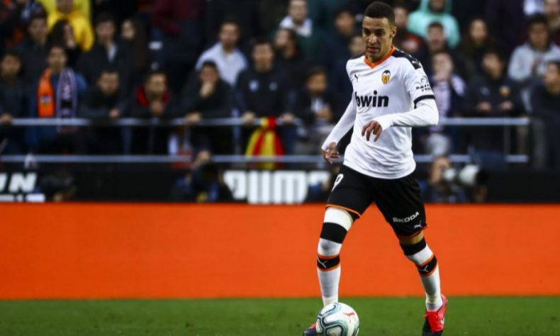 Barcelona está negociando por el delantero Rodrigo Moreno del Valencia, dice Albert Celades