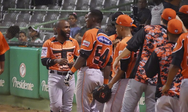 Toros del Este se imponen sobre las Estrellas Orientales en Estadio Tetelo Vargas