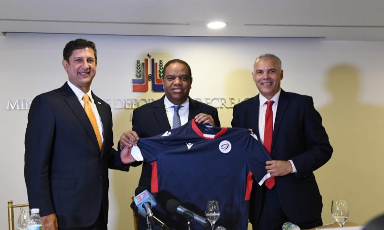 Ministro Danilo Díaz anuncia recuperación estadios de fútbol