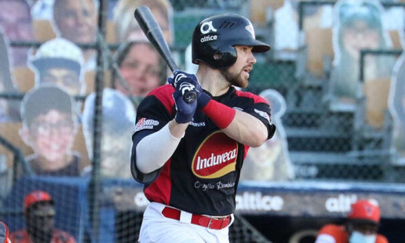 Brett Sullivan regresa con el Escogido